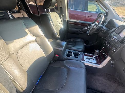 Used 2011 Nissan Pathfinder LE w/ Protection Pkg image 8