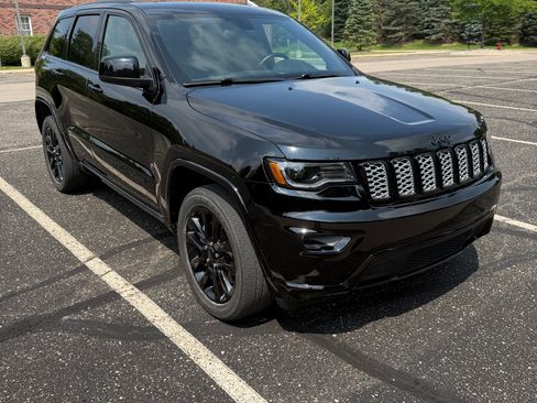 Used 2021 Jeep Grand Cherokee Laredo X AWD/4WD image 1
