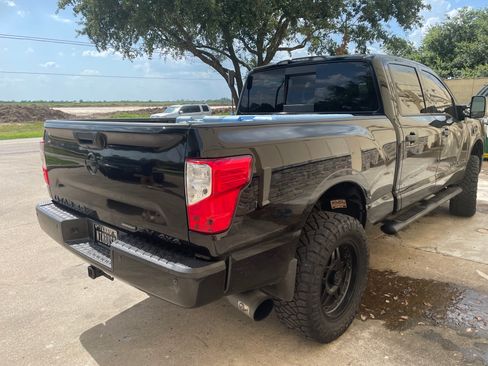 Used 2018 Nissan Titan SV w/ SV Convenience Package image 2