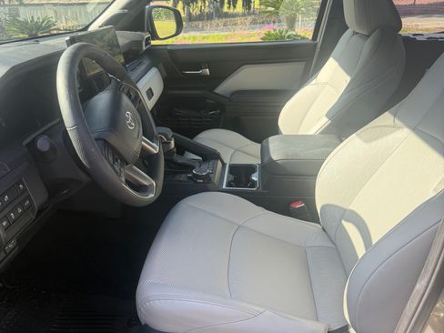Used 2025 Toyota Tacoma Limited AWD/4WD image 9