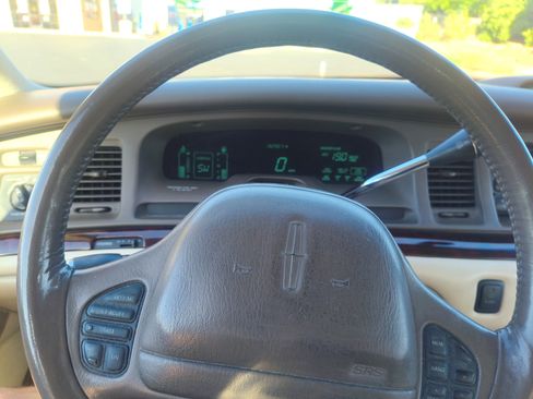 Used 1997 Lincoln Town Car Cartier RWD image 10