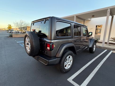 Used 2018 Jeep Wrangler Unlimited Sport S image 17