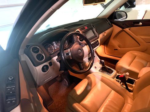 Used 2011 Volkswagen Tiguan S image 1