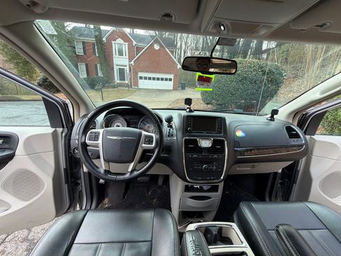Used 2015 Chrysler Town & Country Touring image 9