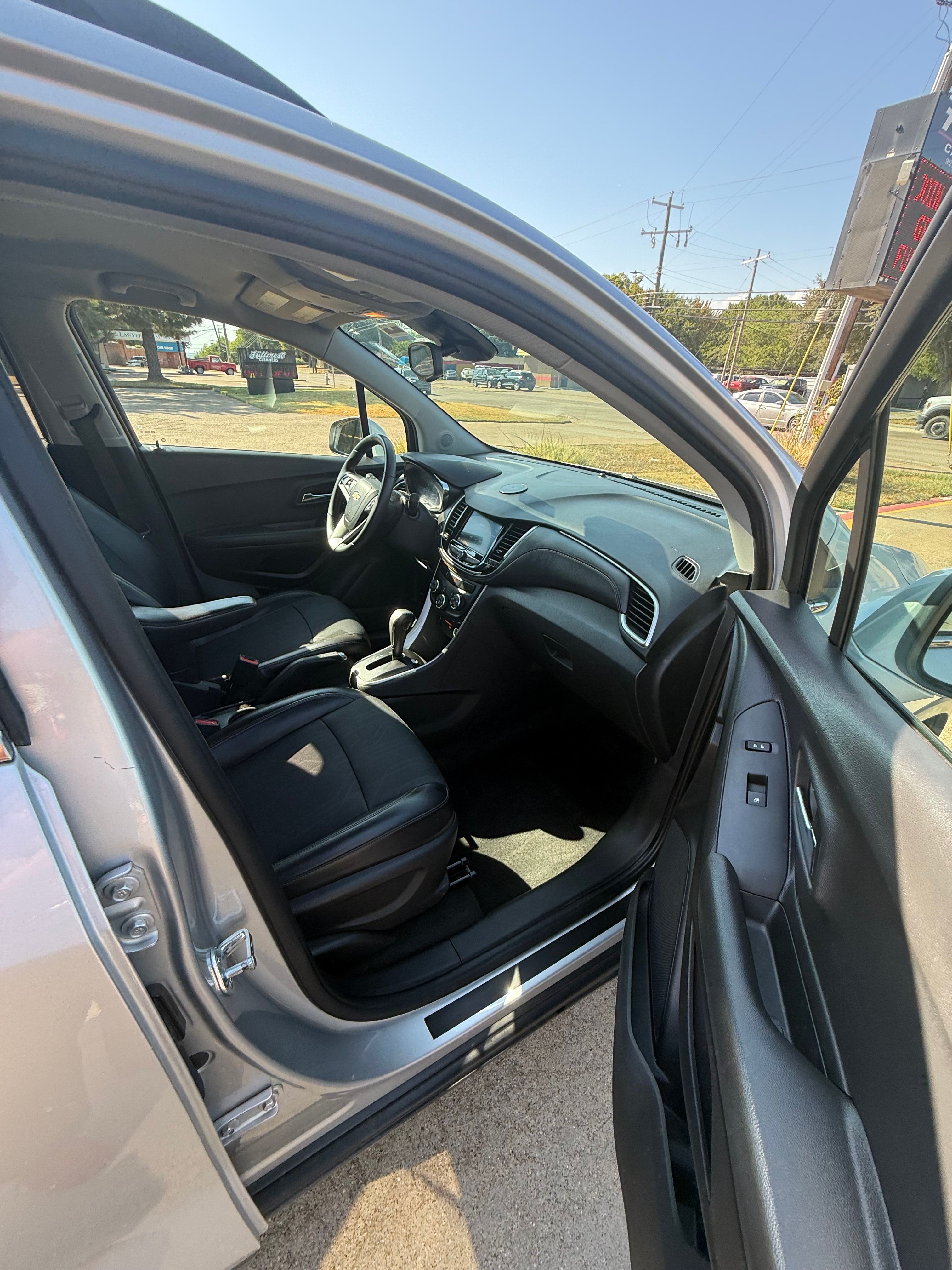 Used 2020 Chevrolet Trax LT w/ LT Convenience Package FWD image 9