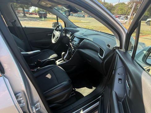 Used 2020 Chevrolet Trax LT w/ LT Convenience Package FWD image 9