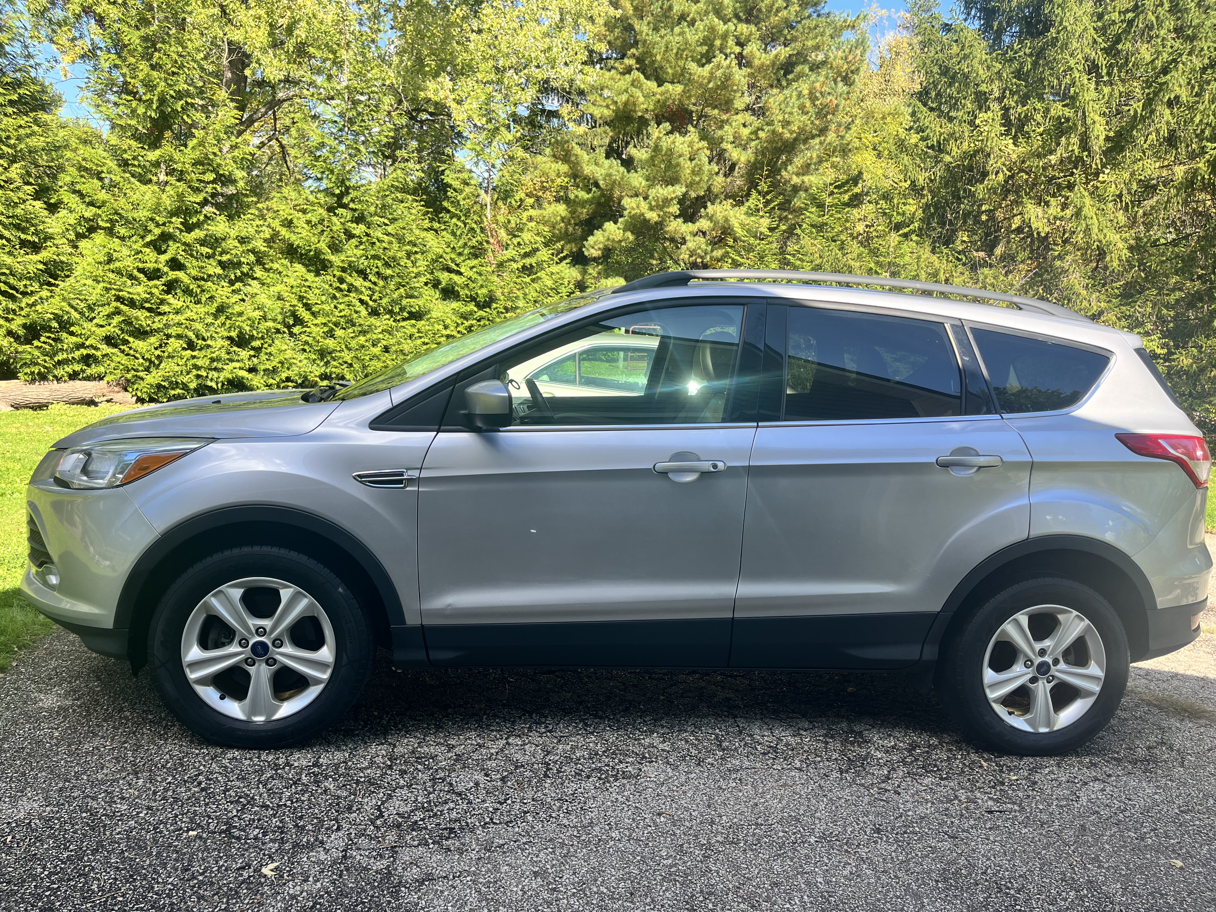 Used 2016 Ford Escape SE w/ SE Leather Comfort Package AWD/4WD image 1