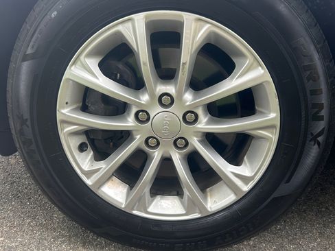 Used 2019 Jeep Cherokee Latitude w/ Popular Appearance Group AWD/4WD image 8