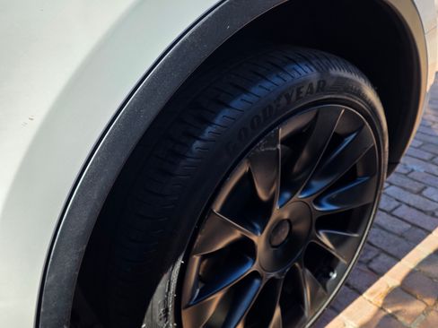 Used 2022 Tesla Model Y Long Range image 14