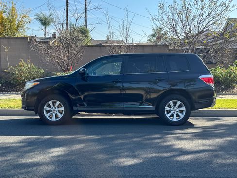 Used 2011 Toyota Highlander 2WD image 2