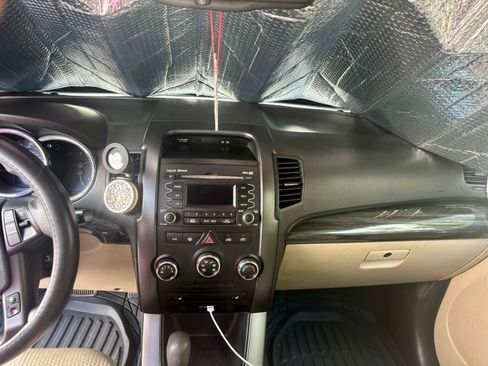 Used 2011 Kia Sorento LX w/ Convenience Pkg image 13