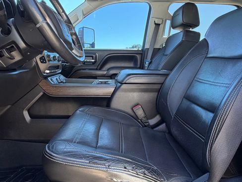 Used 2017 GMC Sierra 2500 Denali w/ Suspension Package, Off-Road AWD/4WD image 12