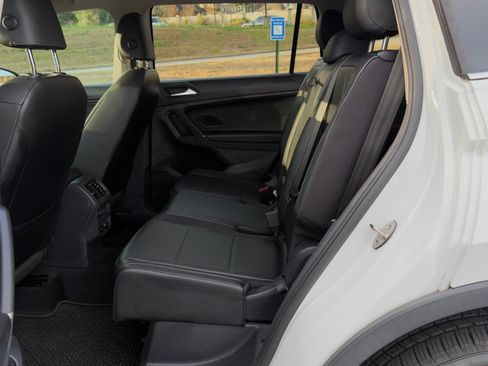 Used 2020 Volkswagen Tiguan SE w/ Panoramic Sunroof Package image 8