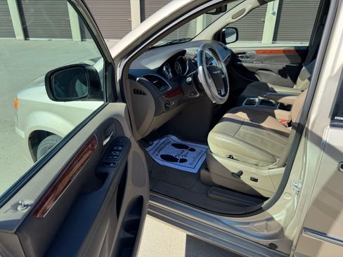 Used 2013 Chrysler Town & Country Touring-L w/ Driver Convenience Group image 5