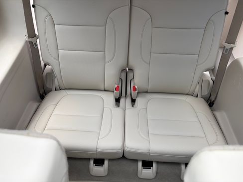 Used 2022 GMC Acadia Denali w/ Denali Ultimate Package FWD image 17