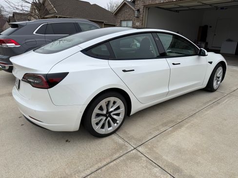 Used 2021 Tesla Model 3 Standard Range Plus image 4