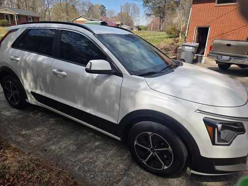Used 2025 Kia Niro EX image 2