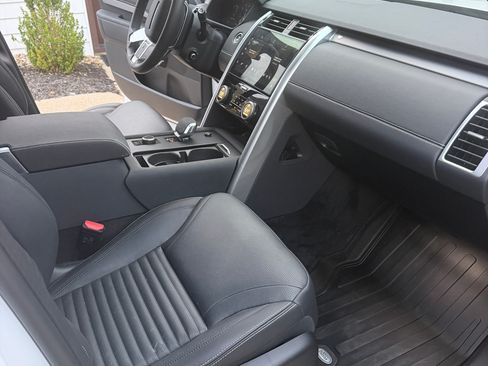 Used 2025 Land Rover Discovery Dynamic SE AWD/4WD image 9