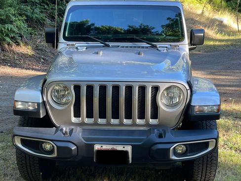 Used 2018 Jeep Wrangler Unlimited Sahara AWD/4WD image 9