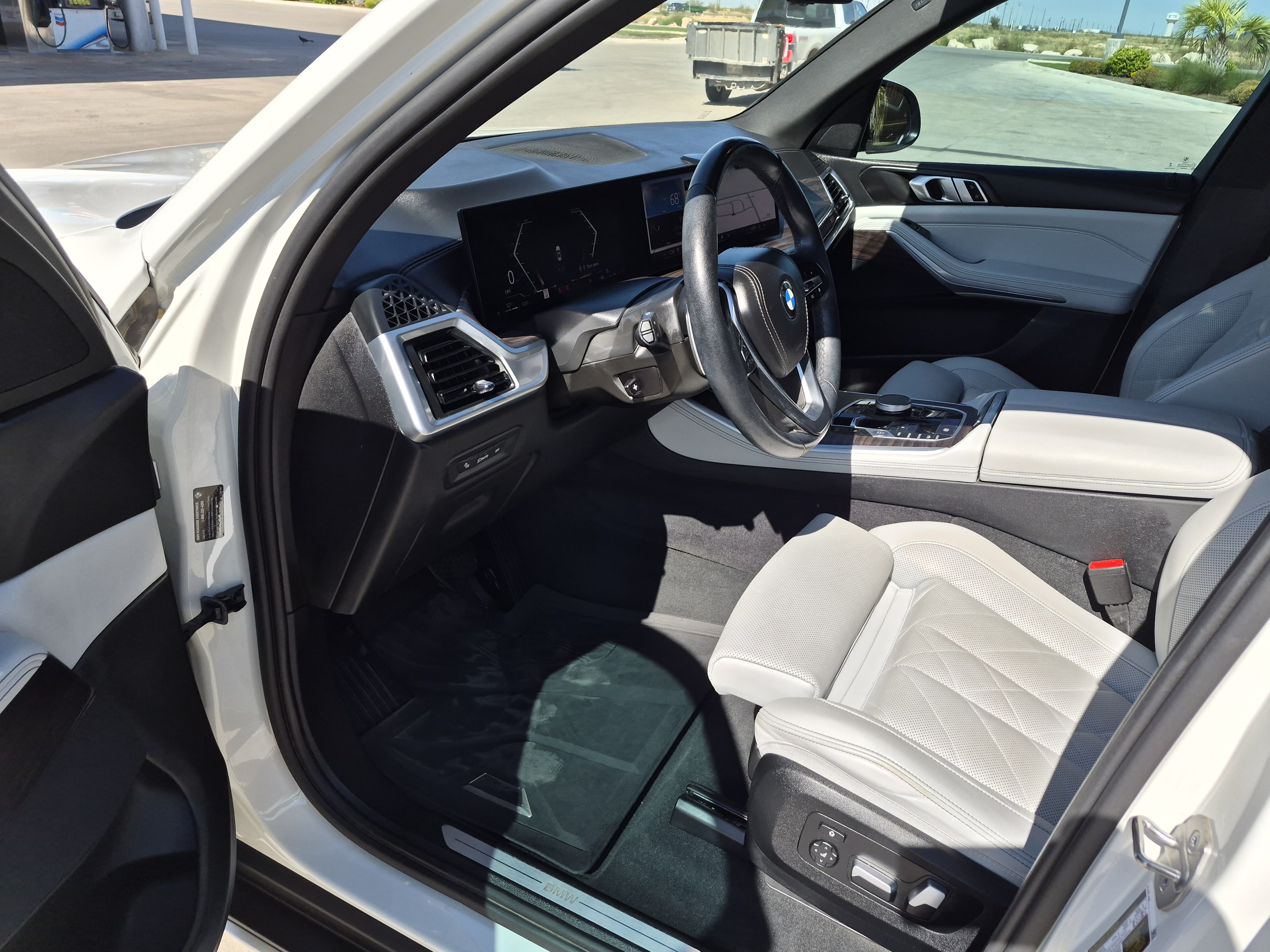 Used 2024 BMW X5 xDrive40i w/ Parking Assistance Package AWD/4WD image 14