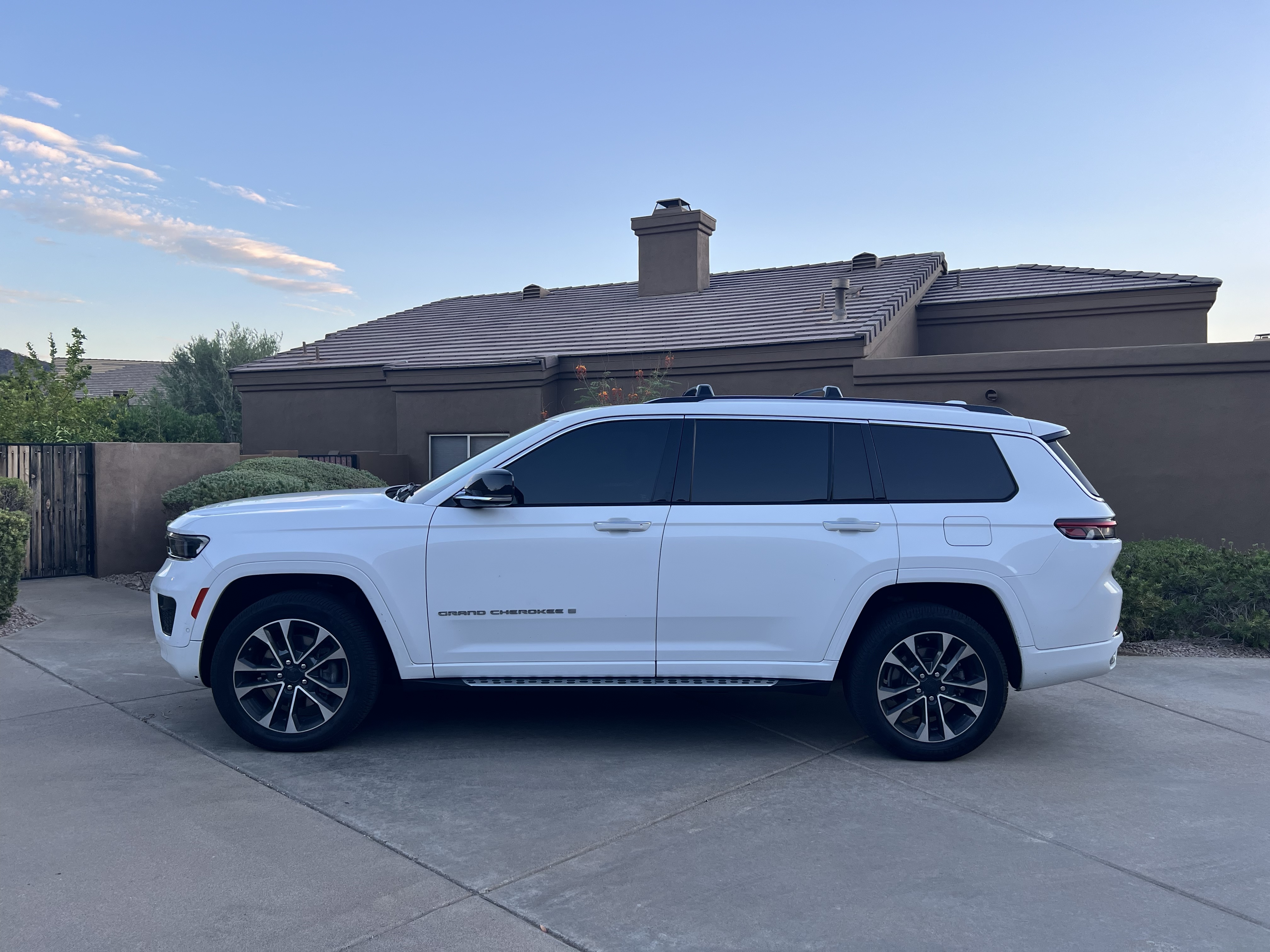 Used 2021 Jeep Grand Cherokee L Overland w/ Advanced Protech Group III AWD/4WD image 1