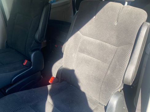 Used 2019 Dodge Grand Caravan SE FWD image 2