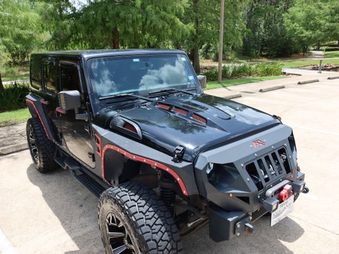 Used 2015 Jeep Wrangler Unlimited Sahara AWD/4WD image 8