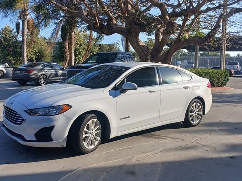 Used 2019 Ford Fusion SE image 1