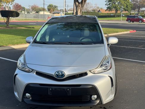 Used 2017 Toyota Prius V Five image 2