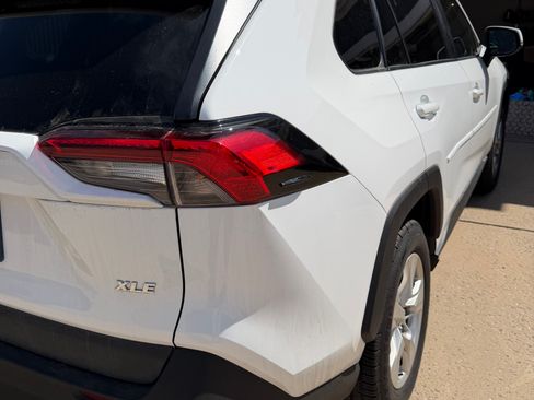 Used 2021 Toyota RAV4 XLE w/ Convenience Package FWD image 2