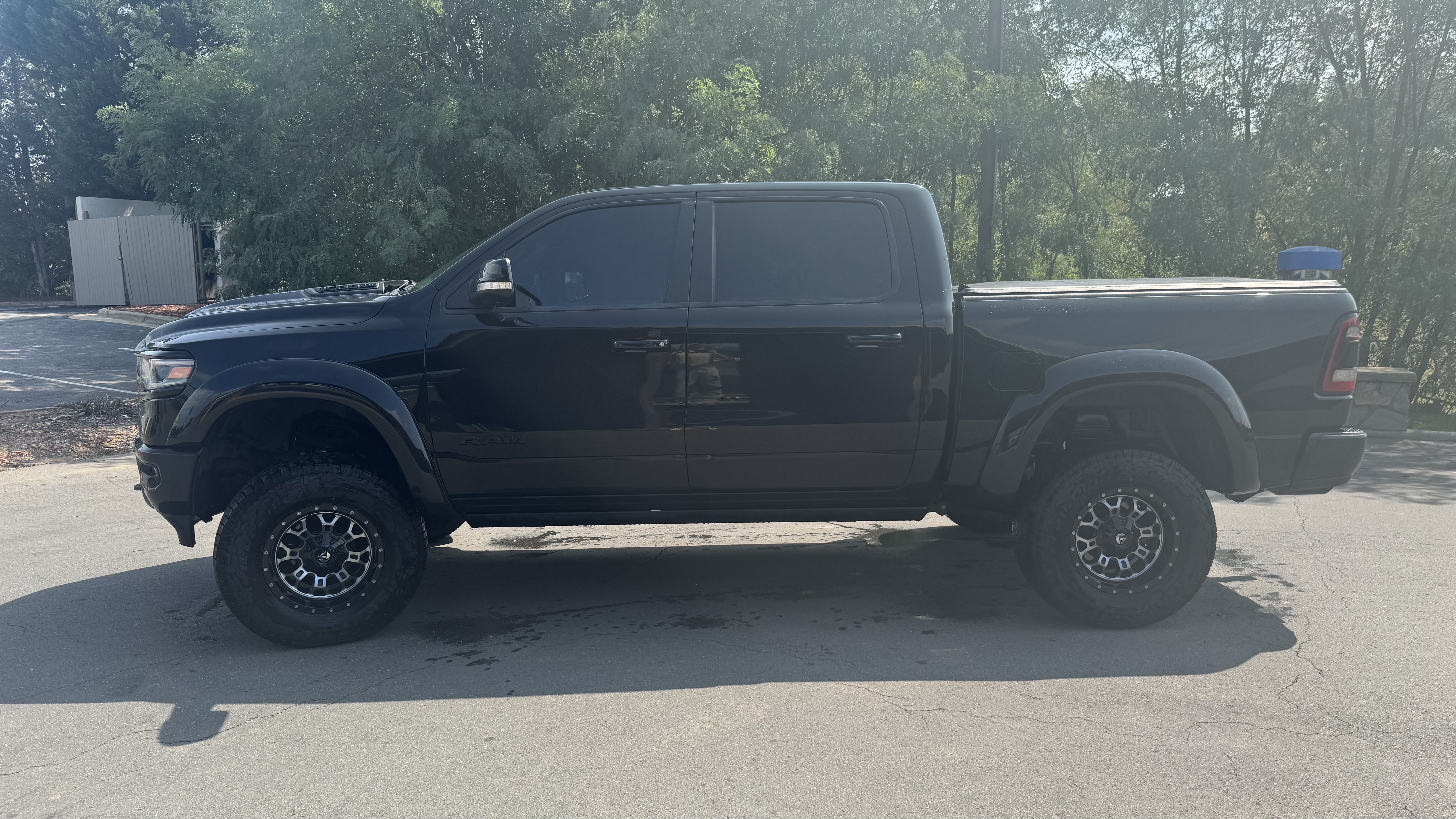 Used 2020 RAM 1500 Limited w/ Black Appearance Package AWD/4WD image 8