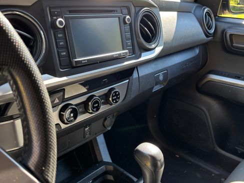 Used 2016 Toyota Tacoma SR5 w/ SR5 Appearance Package (SN) image 9