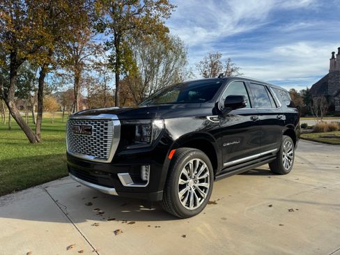 Used 2021 GMC Yukon Denali w/ Denali Premium Package image 6