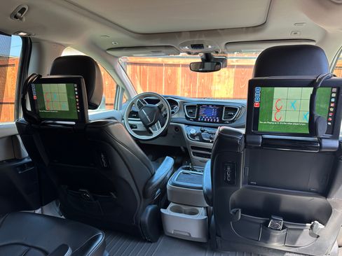 Used 2018 Chrysler Pacifica Limited w/ Advanced Safetytec Group FWD image 16