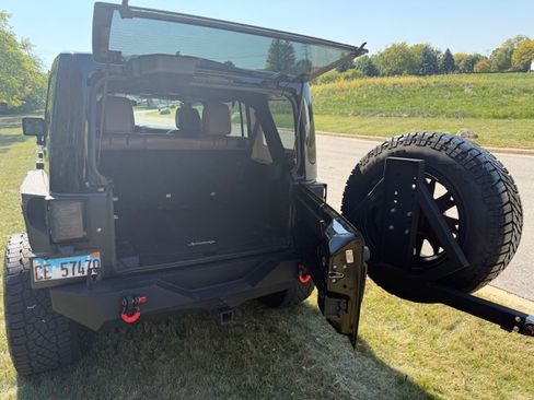 Used 2016 Jeep Wrangler Unlimited Sahara image 11