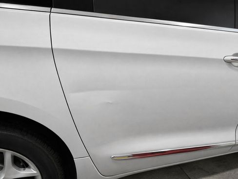 Used 2017 Chrysler Pacifica Touring-L Plus w/ Advanced Safetytec Group image 20