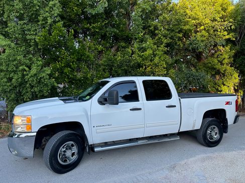 Used 2009 Chevrolet Silverado 2500 LT w/ Exterior Plus Package image 2