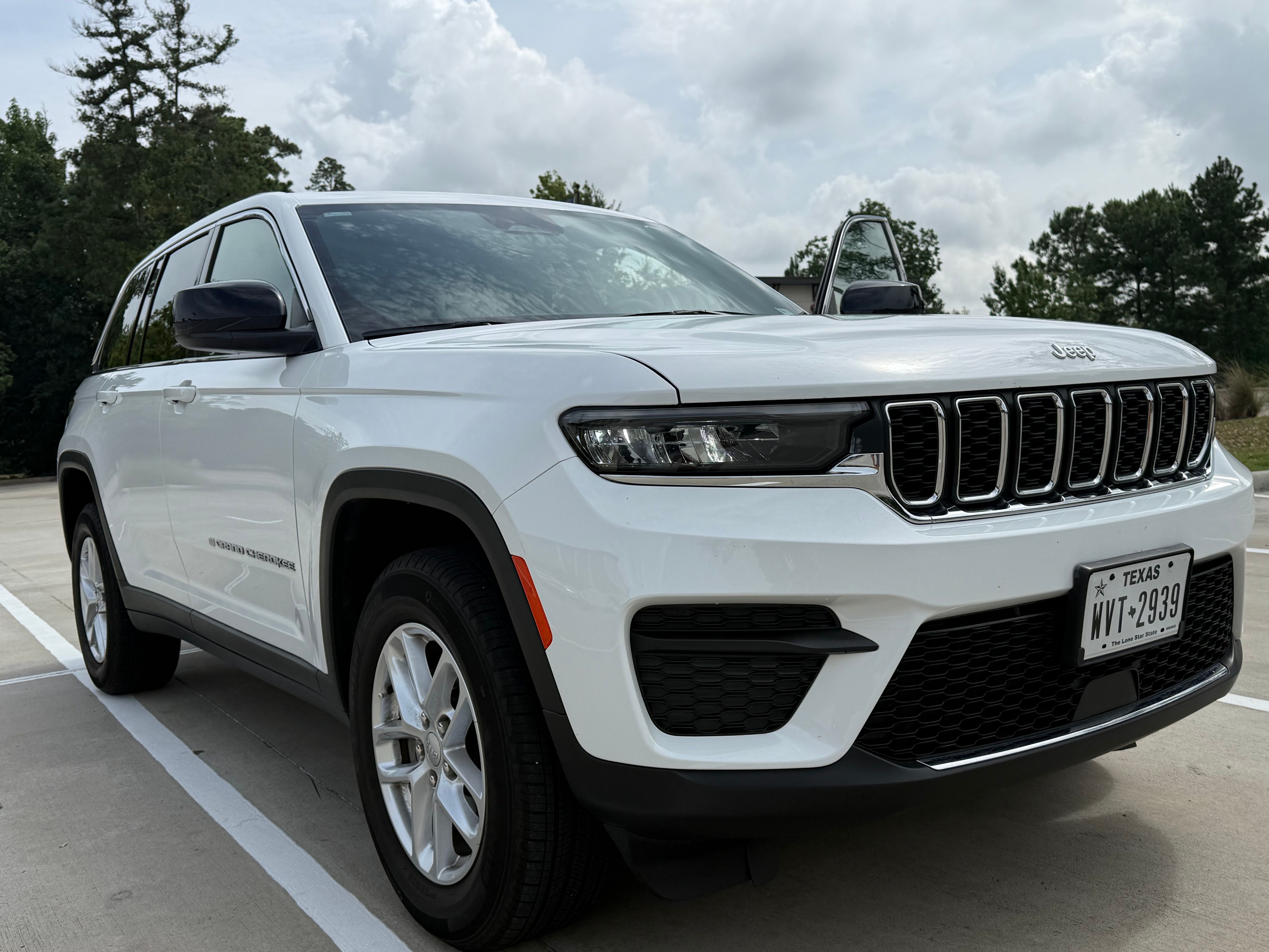 Used 2025 Jeep Grand Cherokee Laredo X RWD image 1