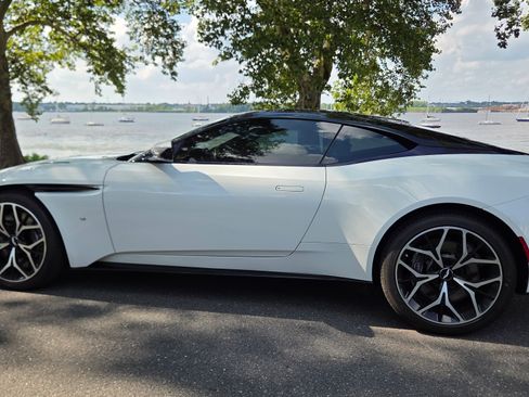 Used 2017 Aston Martin DB11 V12 RWD image 2