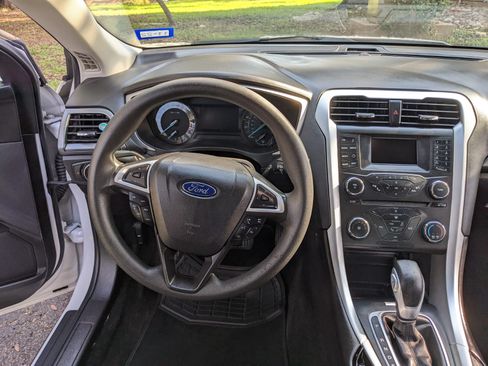 Used 2016 Ford Fusion SE FWD image 11