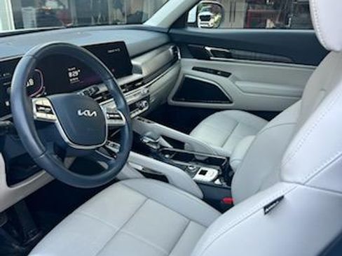 Used 2025 Kia Telluride EX w/ EX Captain's Chair Package image 8