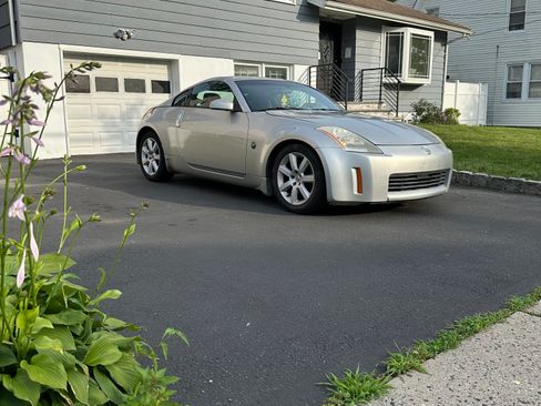Used 2004 Nissan 350Z Coupe w/ Cargo Convenience Pkg image 5