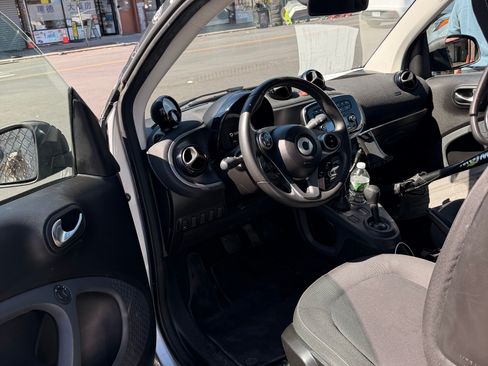 Used 2016 smart fortwo passion RWD image 4