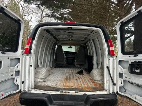 Used 2016 Chevrolet Express 2500 image 19