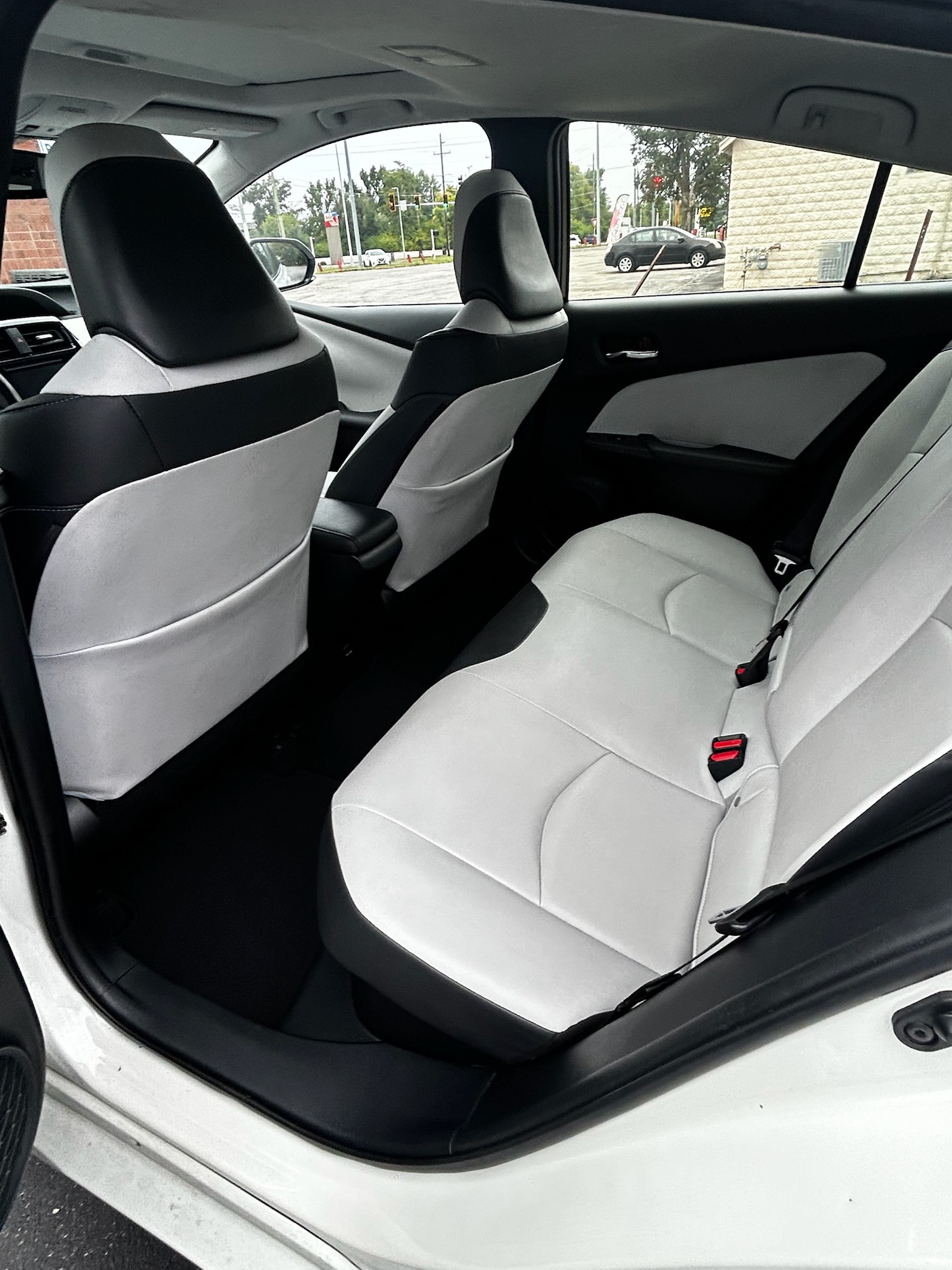 Used 2017 Toyota Prius Four w/ Advanced Technology Package FWD image 5