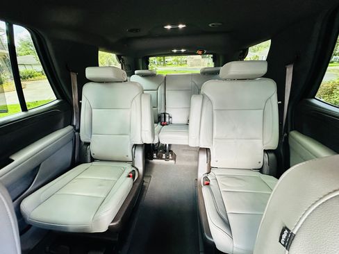 Used 2022 Chevrolet Tahoe Z71 w/ Luxury Package AWD/4WD image 10