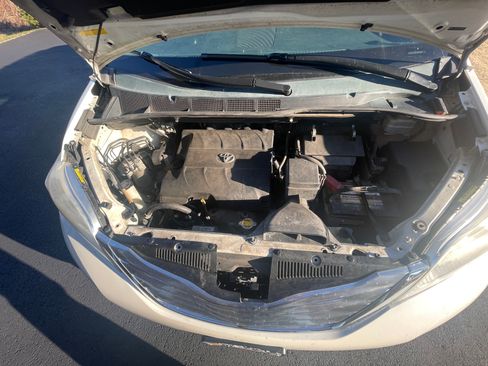 Used 2011 Toyota Sienna Limited image 15