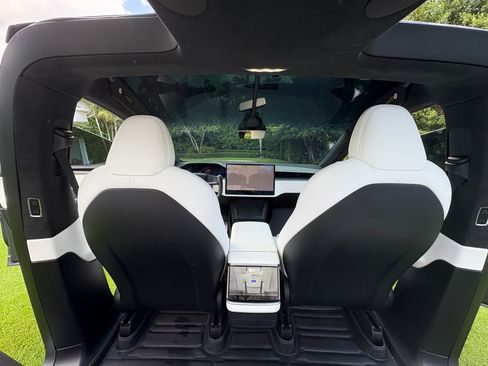 Used 2023 Tesla Model X Plaid image 5