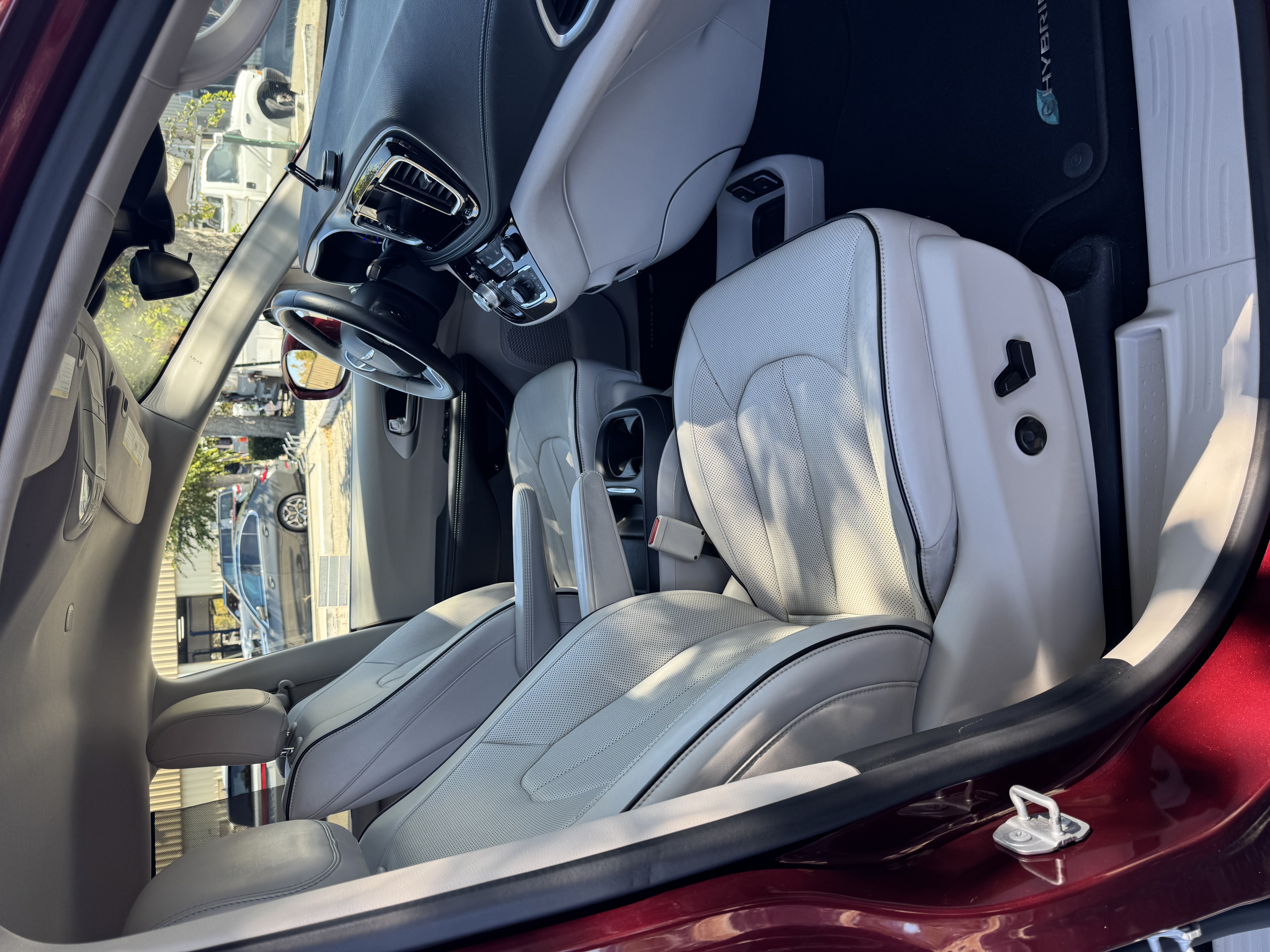 Used 2017 Chrysler Pacifica Platinum FWD image 1
