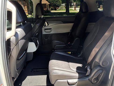 Used 2023 Kia Carnival LX FWD image 11